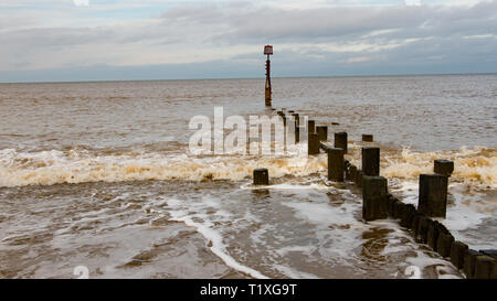 Bois épis dans la mer du Nord de Trimingham beach. Utilisé pour protéger les falaises de l'érosion, et échouant misérablement Banque D'Images