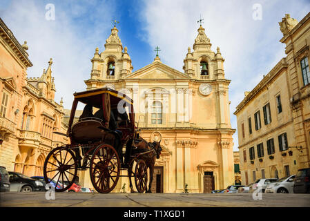 Mdina, Malte - 15 février 2019 - Vue de la Cathédrale St Paul à jour ensoleillé avec calèche traditionnelle Banque D'Images