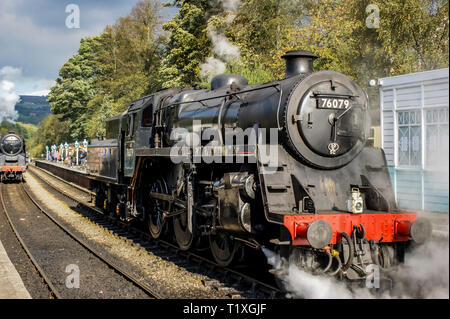 Locomotive à vapeur de la classe 4 pas de 76079 Grossmount en attente à la station de chemin de fer du Yorkshire du Nord Banque D'Images