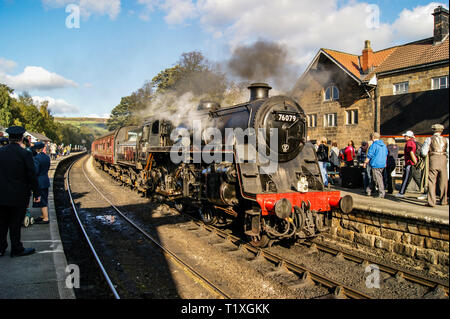 Locomotive à vapeur de la classe 4 pas de 76079 Grossmount en attente à la station de chemin de fer du Yorkshire du Nord Banque D'Images