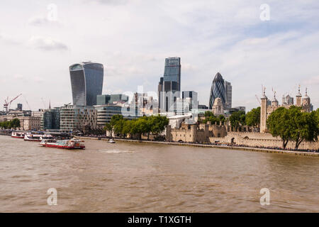 Une vue de la ville de Londres à la recherche sur la Tamise à partir de la rive sud avec,le Gherkin,Talkie Walkie et Cheesegrater Banque D'Images