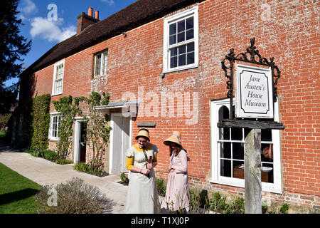 Maison de Jane Austen & Musée avec 2 femmes en costume régence de la période (1811-20), près de Alton, Chawton, Hampshire, Royaume-Uni. Banque D'Images