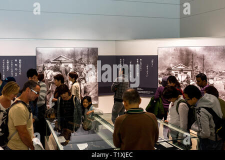 Les gens à l'écran dans le musée d'Hiroshima. Banque D'Images