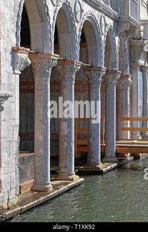 Des colonnes de marbre par l'entrée de la construction du canal à Venise Italie Banque D'Images