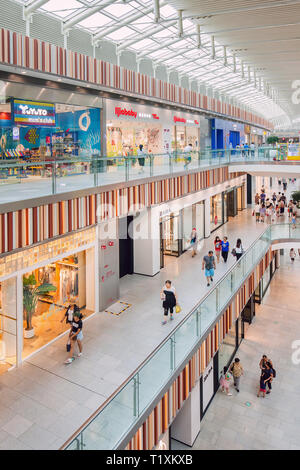 L'intérieur Livat shopping mall. Administré par Inter IKEA Centre Group, sa conception est unique avec un atrium spacieux scandinaves pour l'abondance de lumière du jour. Banque D'Images