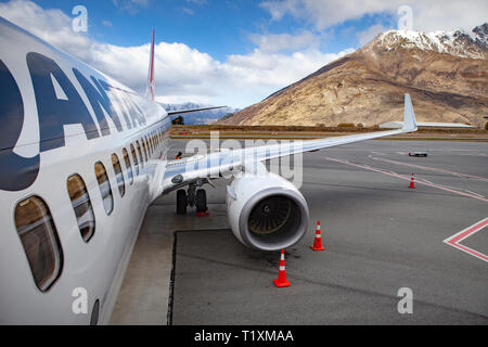 Queenstown Nouvelle Zelande - septembre6,2015 : compagnie aérienne Qantas approche avion pour le départ de l'aéroport de Queenstown Nouvelle-Zélande southland Banque D'Images