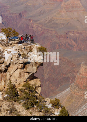 Les touristes à Trail View Point. Le Parc National du Grand Canyon, Arizona. Banque D'Images