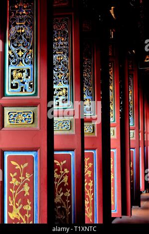 Ensemble de belle rouge, bleu et jaune Chinese panneaux de porte avec de riches détails et couleurs en vue perspective. Banque D'Images