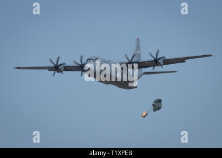 Un 36e Escadron de transport aérien C-130J Super Hercules effectue un largage au cours de l'Yokota C-130J, 22 mars 2019 rodéo, à Yokota Air Base, le Japon. La partie du concours d'airdrop teste la capacité des pilotes et d'arrimeurs capacité à exécuter une mission à la fois de précision et rapidité. (U.S. Photo de l'Armée de l'air par la Haute Airman Donald Hudson) Banque D'Images
