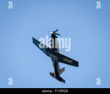 Un T-6A Texan II survole Columbus Air Force Base, au Mississippi, le 27 mars 2019, au cours d'une sortie de formation. Le Texan II est l'un des trois avions d'entraînement sur Columbus AFB. (U.S. Photo de l'Armée de l'air par le sergent. Joshua Smoot) Banque D'Images