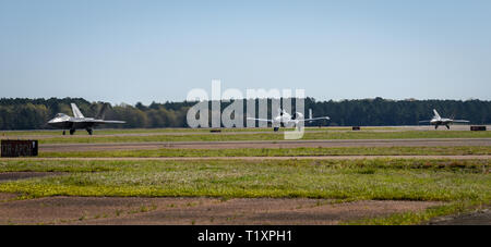 F-22 Raptors affecté à la 94e Escadron de chasse à Joint Base Langley-Eustis, Va., et un A-10 Warthog affecté à la 75e Escadron de chasse à Moody Air Force Base, Ga., taxi sur la ligne de vol le 27 mars 2019, sur Columbus AFB, mademoiselle pilotes de l'Air Combat Command et de l'Air Force Special Operations visité Blaze l'équipe d'expliquer leurs capacités de l'avion et répondre aux questions sur le champ professionnel. (U.S. Photo de l'Armée de l'air par le sergent. Joshua Smoot) Banque D'Images