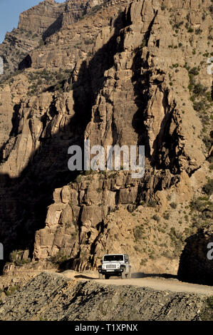 La conduite hors route dans les montagnes Hajar Al N'Oman Banque D'Images