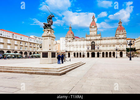 L'Hôtel de ville ou au Palais Municipal ou Concello da Coruna à la place de Maria Pita square à La Corogne en Galice, Espagne Banque D'Images