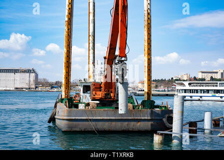 Pour la construction des ouvrages maritimes cette photo pour la construction, la construction de la jetée de Bert et tas de tuyaux en acier Pieux utilisés pour Barge pieu foncé. Banque D'Images