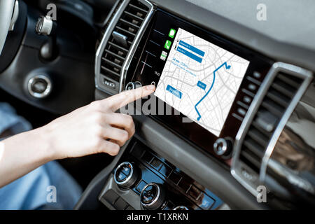 Toucher à un moniteur avec carte de navigation de la voiture moderne, close-up view Banque D'Images