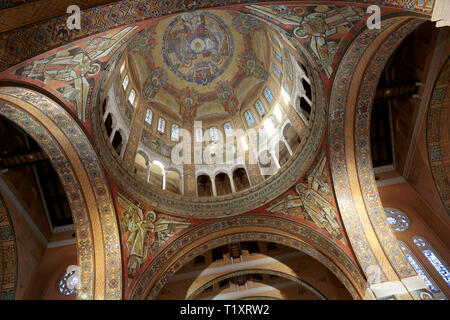 Lisieux (Normandie, nord-ouest de la France) : intérieur de la Basilique de Sainte Thérèse avec ses fresques et mosaïques Banque D'Images