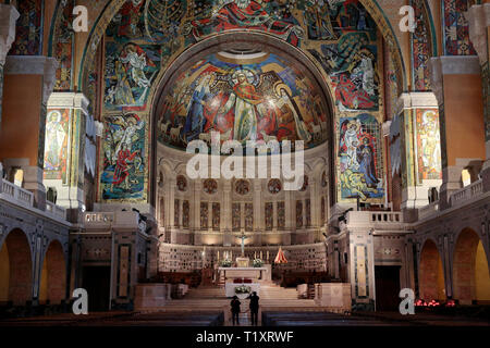 Lisieux (Normandie, nord-ouest de la France) : intérieur de la Basilique de Sainte Thérèse avec ses fresques et mosaïques Banque D'Images