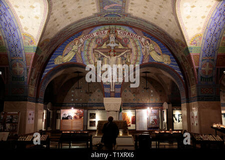 Lisieux (Normandie, nord-ouest de la France) : intérieur de la crypte de la Basilique de Sainte Thérèse avec ses fresques et mosaïques Banque D'Images