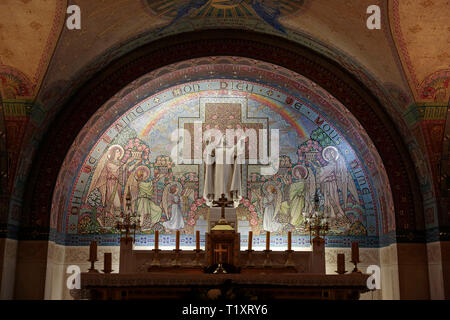 Lisieux (Normandie, nord-ouest de la France) : intérieur de la crypte de la Basilique de Sainte Thérèse avec ses fresques et mosaïques Banque D'Images