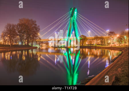 Bydgoszcz / Pologne - nuit vue de la passerelle verte et la rivière. Banque D'Images