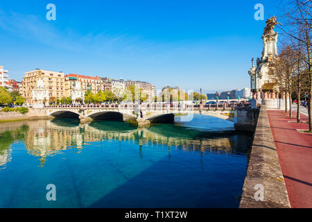 Puente pont Maria Cristina à San Sebastian ou Donostia ville en Espagne Banque D'Images