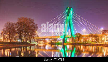 Bydgoszcz / Pologne - nuit vue de la passerelle verte et la rivière. Banque D'Images