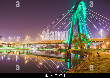Bydgoszcz / Pologne - nuit vue de la passerelle verte et la rivière. Banque D'Images