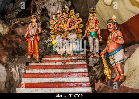 Un des autels avec des poules vivantes à l'intérieur des grottes de Batu, Kuala Lumpur, Malaisie Banque D'Images