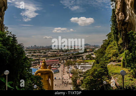 Vue sur Kuala Lumpur depuis les grottes de Batu, Selangor, Malaisie Banque D'Images