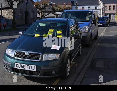 Voiture en stationnement illégal sur la ligne jaune avec six avis de pénalité. Parkside Road, Kendal, Cumbria, Angleterre, Royaume-Uni, Europe. Banque D'Images