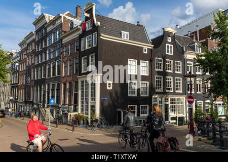 Maisons de canal typique des Pays-Bas sur l'intersection entre Reguliersgracht et Keizersgracht à Amsterdam, aux Pays-Bas. Banque D'Images