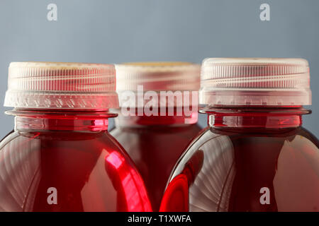 Bouteille en plastique avec de l'eau de couleur rouge Banque D'Images