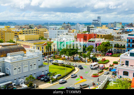 San Juan, Puerto Rico, capitale et plus grande ville, se trouve sur la côte atlantique de l'île. Son plus large plage d'Isla Verde Resort fait face à la bande, connu pour Banque D'Images