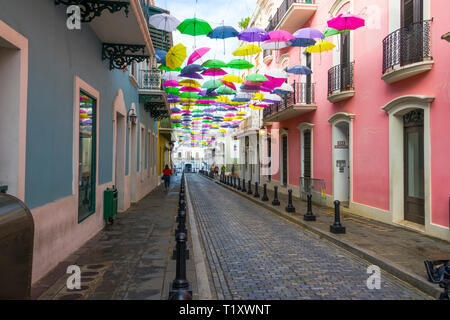 Parasols colorés du centre-ville de San Juan, Puerto Rico, capitale et plus grande ville, se trouve sur la côte atlantique de l'île. La plage la plus large de ses fronts l'Isla Banque D'Images