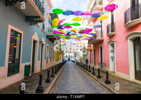 Parasols colorés du centre-ville de San Juan, Puerto Rico, capitale et plus grande ville, se trouve sur la côte atlantique de l'île. La plage la plus large de ses fronts l'Isla Banque D'Images