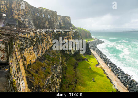 Fort Castillo San Felipe del Morro à San Juan, Puerto Rico, capitale et plus grande ville, se trouve sur la côte atlantique de l'île. La plage la plus large de ses fronts t Banque D'Images