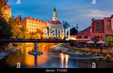 Un soir sur la ville de Cesky Krumlov en Bohême du Sud, République tchèque. Banque D'Images