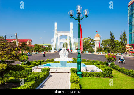 Cau Le Hong Phong Bridge et Tour de l'eau dans la ville de Phan Thiet près de Mui Ne au Vietnam Banque D'Images