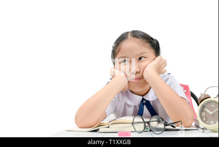 S'ennuyer et libre de faire ses devoirs de fille isolé sur fond blanc, de l'éducation concept Banque D'Images