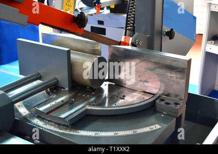 Tour CNC industrielle avec, pour la coupe des métaux. Le liquide de refroidissement fournie par des tubes en plastique. Tournage en conditions réelles, un peu flou et m Banque D'Images