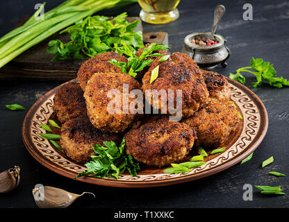 De délicieux plats de viande juteuse sur un tableau sombre escalopes. La cuisine russe. Banque D'Images