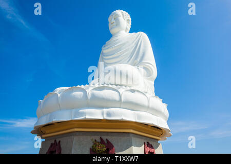 Statue du Grand Bouddha à la Pagode Long Son, Long Son Chua ou un temple bouddhiste dans la ville de Nha Trang au Vietnam du Sud Banque D'Images