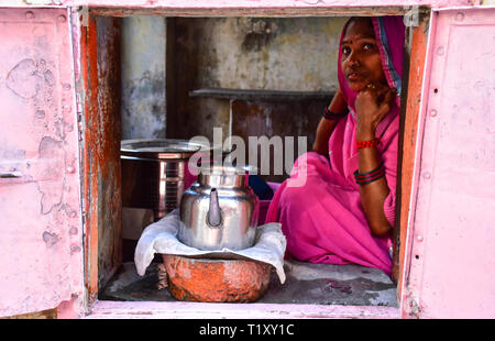 Femme indienne la vente de thé, Jaipur, Rajasthan, Inde Banque D'Images