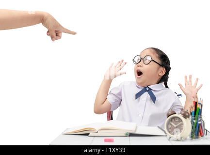 Concept de la famille ; la mère réprimande sa fille et elle choqué isolé sur fond blanc. Elle ne peut pas faire ses devoirs. Banque D'Images