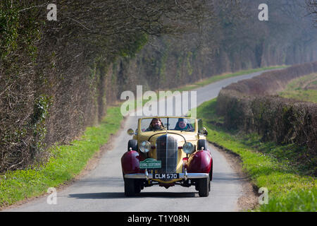 Vieux classique 1936 40C Buick open top vintageant voiture décapotable roulant dans les chemins de campagne dans les Cotswolds, Oxfordshire, UK Banque D'Images