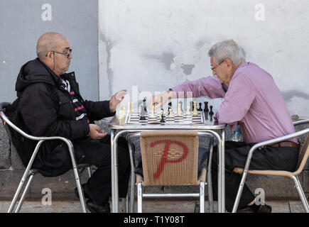 Deux hommes âgés jouant aux échecs en plein air dans un parc à l'Espagne. Banque D'Images