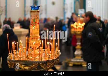 Chandelier rond avec burning candles Banque D'Images