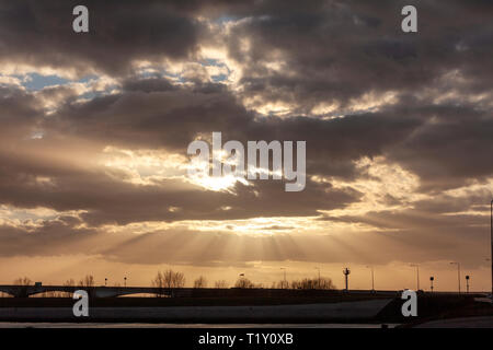 Rayons de soleil à travers les nuages, 225 , Banque D'Images