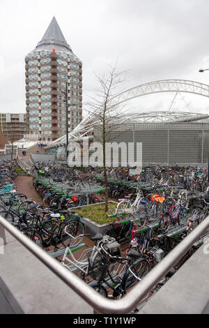 Parking vélo avec crayon tour en arrière-plan, Rotterdam, Pays-Bas Banque D'Images
