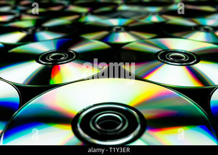 Cd / DVD allongé sur un fond noir avec des reflets de lumière. Banque D'Images